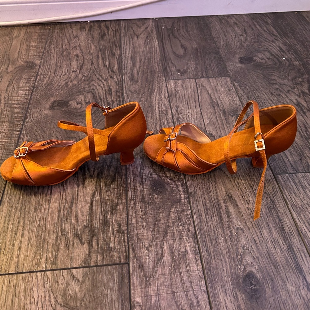 Tan/Nude Satin Ballroom/Salsa/Tango Heels w/ adjustable buckles Size 8, 1.5 Inch